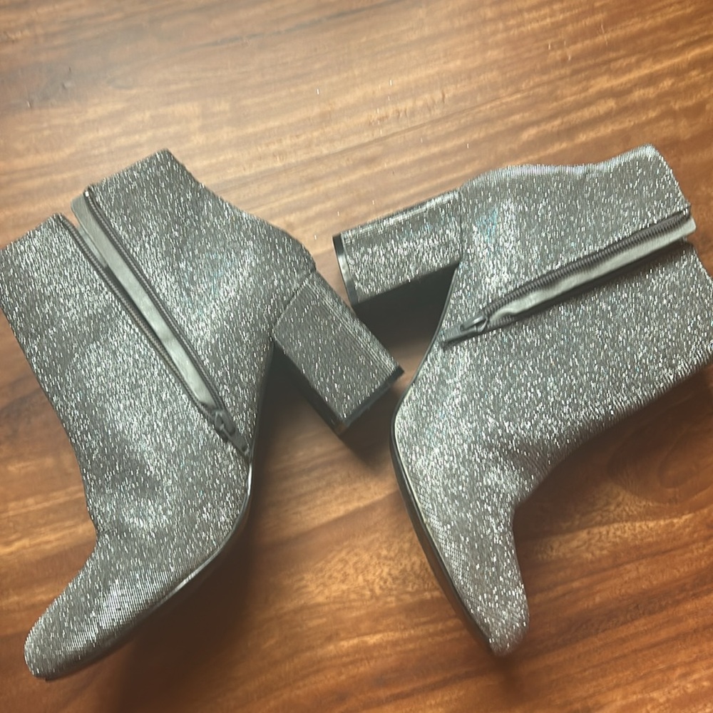 Sparkly  💃 disco 🪩 heeled ankle booties glitter silver Diba heels size 9.5